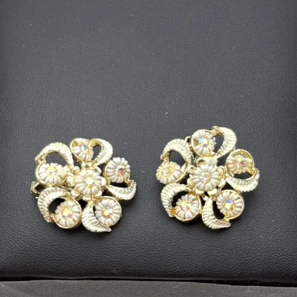 Vintage gold tone ivory swirl and iridescent aurora borealis clip earrings beach - Picture 6 of 10